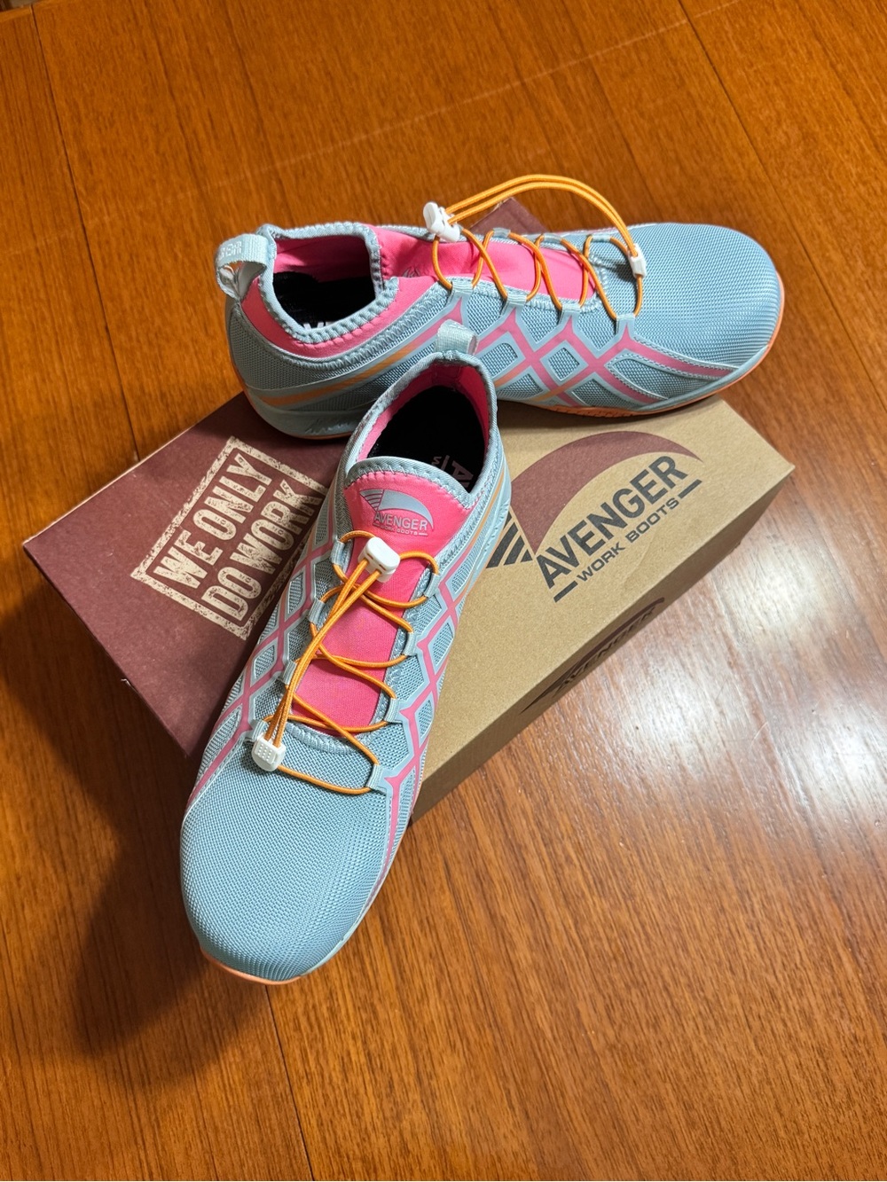 NWT-9.5-Women’s Avenger steeltoe-like work Sneakers-slip resistant-strong/sturdy